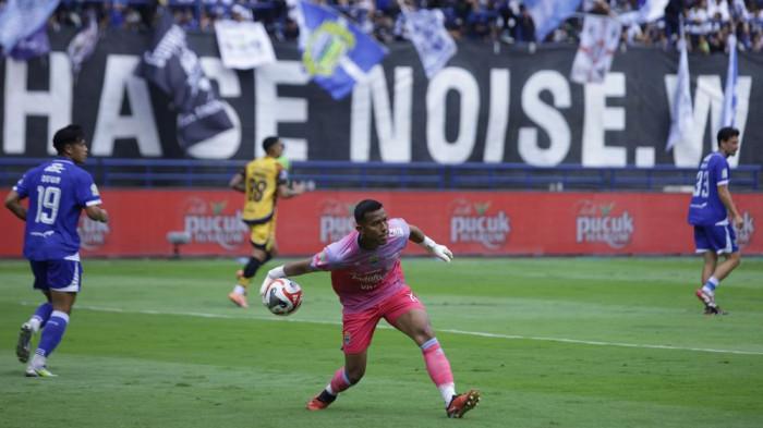 MELEMPAR BOLA - Penjaga gawang Persib Bandung Teja Paku Alam melempar bola saat tampil melawan Persija Jakarta di Stadion Gelora Bandung Lautan Api (GBLA) pada pekan ke-17 Super League 2025/2026, Minggu (11/1/2026).