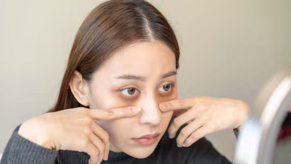 Causes of swollen eyes in the morning in winter - sardiyon me suwaan akho ke sujan ka karan. HealthShots Hindi