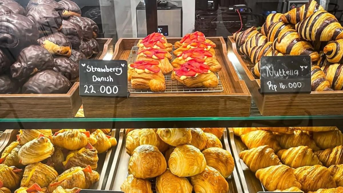La Cerise, satu kafe 24 jam di Semarang yang wajib dikunjungi untuk pengalaman ngopi dan makan tengah malam.