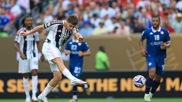 MENENDANG BOLA - Gelandang Serang Juventus, Kenan Yildiz melepaskan sepakan jarak jauh untuk menjebol gawang Wydad Casablanca pada matchday kedua Grup G Piala Dunia Antarklub 2025, Minggu (22/6/2025) malam WIB.