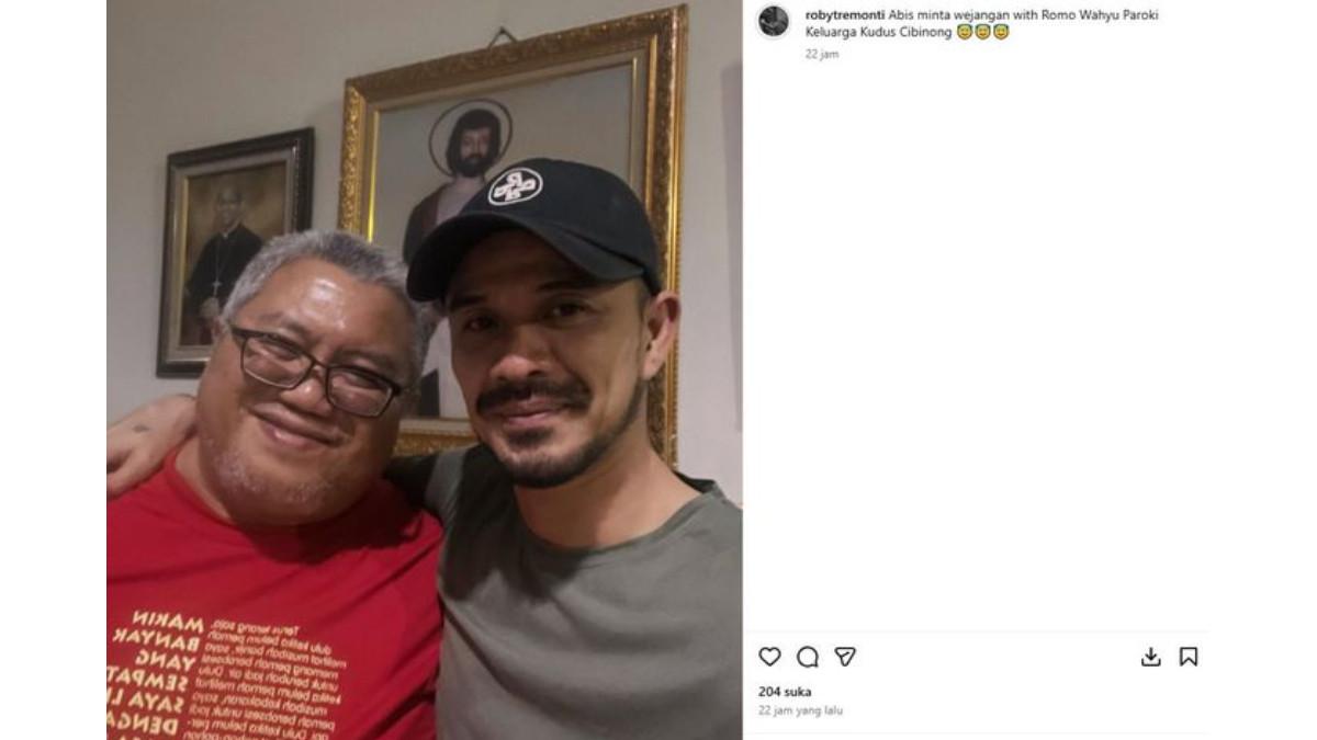 DRAMA AURELIE ROBY - Namanya terseret isu child grooming di buku Aurelie Moeremans, Roby Tremonti pilih minta wejangan ke Romo Wahyu Paroki Keluarga Kudus Cibinong.