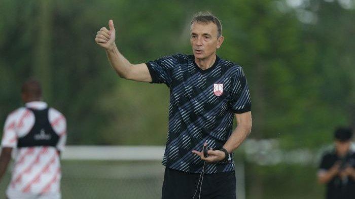 JURU TAKTIK BARU - Pelatih Persis Solo, Milomir Seslija, saat pimpin sesi latihan. Milo masih mengurus beberapa kelengkapan dokumen sehingga belum bisa mendampingi Persis Solo lawan Dewa United di Banten, Sabtu (20/12/2025).