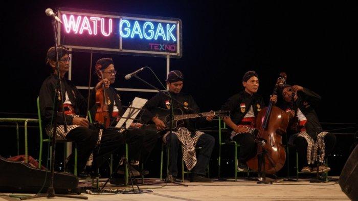 PERTUNJUKAN MUSIK DI WATU GAGAK - Watu Gagak