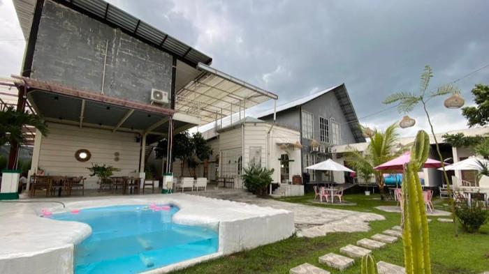 Suasana Carney Co dengan kolam di tengahnya.