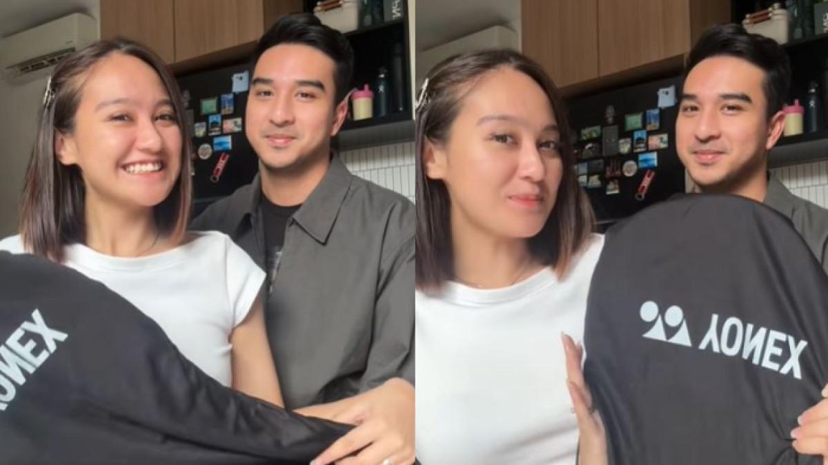 HADIAH DARI OHIM - Ibrahim Risyad alias Ohim memberikan hadiah raket untuk Salshabilla Adriani.