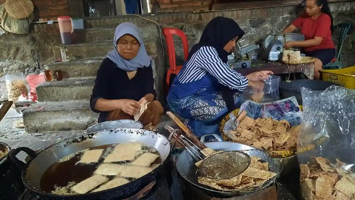 PRODUKSI KERIPIK - Pelaku UMKM Keripik, Jumiyati bersama karyawannya sedang memproduksi aneka keripuk, di dapur rumahnya, Dusun Kliwonan, Desa Sugihan, Kecamatan Tengaran, Kabupaten Semarang, Minggu (11/1/2026). Usahanya itu telah dirintis sejak 2010. 