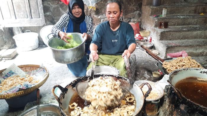 PRODUKSI KERIPIK - Pelaku UMKM Keripik, Jumiyati bersama karyawannya sedang memproduksi aneka keripuk, di dapur rumahnya, Dusun Kliwonan, Desa Sugihan, Kecamatan Tengaran, Kabupaten Semarang, Minggu (11/1/2026). Usahanya itu telah dirintis sejak 2010.