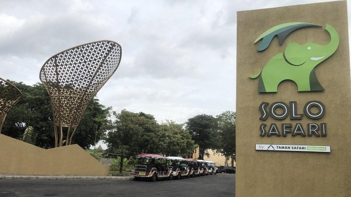 Gerbang masuk Solo Safari yang resmi dibuka untuk wisatawan umum pada Jumat (27/1/2023).