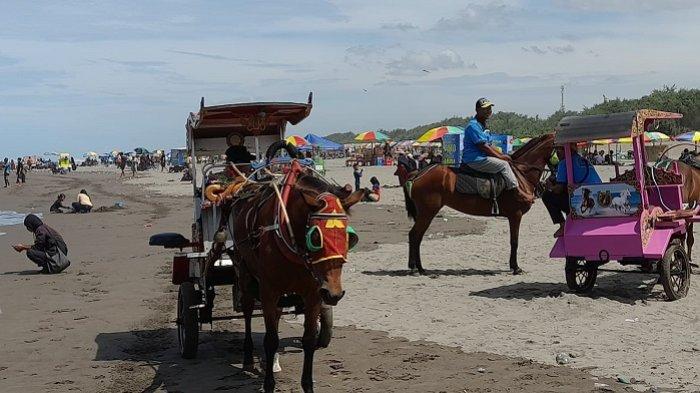 WISATA DELMAN: Sejumlah wisatawan sedang menikmati  Pantai Parangtritis dengan berkeliling menggunakan delman, Minggu (6/4/2025).