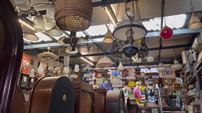 UMKM BOGOR - Suasana di dalam Flipper Vintage Store yang dipenuhi koleksi lampu gantung jadul yang sering dicari oleh pemilik kafe bertema vintage atau industrial.