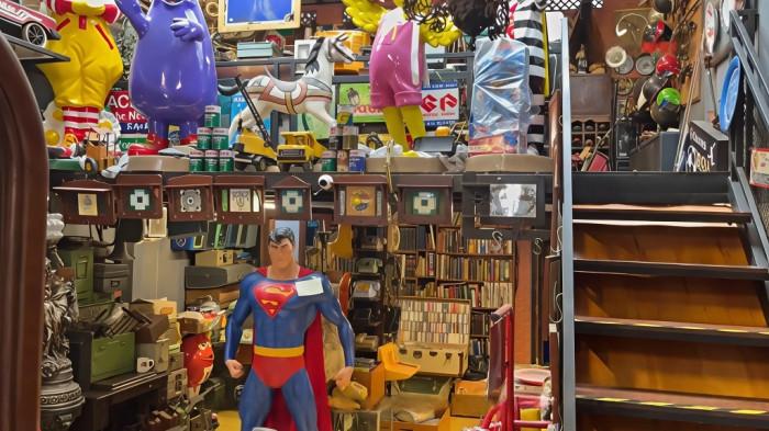 UMKM BOGOR - Salah satu sudut di Flipper Vintage Store yang memajang patung Superman berukuran besar di antara tumpukan barang antik.