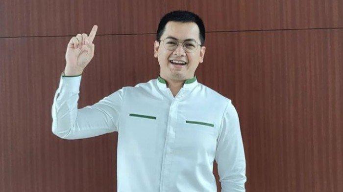 Tom merujuk pada figur publik Tommy Kurniawan.