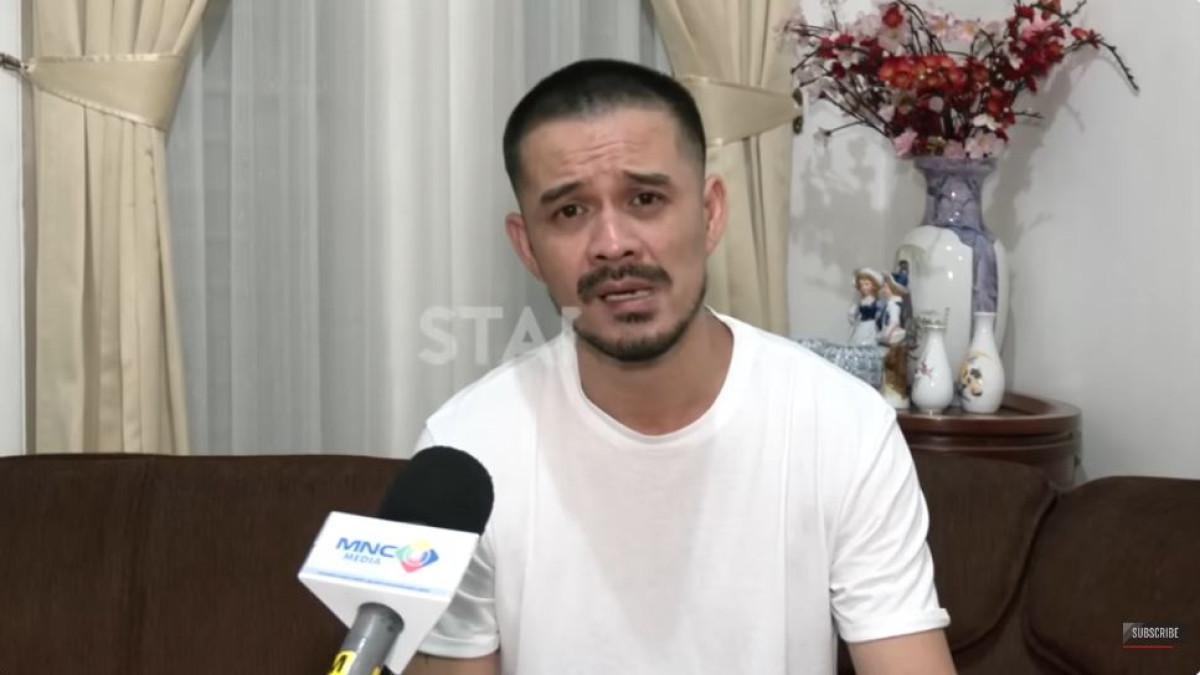 Bobby digambarkan sebagai pria dewasa yang menjalin kedekatan emosional dengan Aurelie saat ia masih berusia 15 tahun.