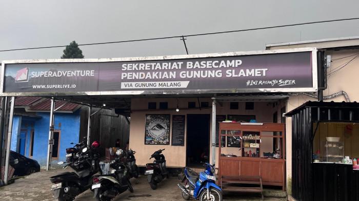 BASECAMP — Suasana Basecamp Gunung Slamet via Gunung Malang sore ini terpantau sepi, usai kabar ditemukannya Syafiq, pendaki asal Magelang yang sempat hilang di Gunung Slamet dan ditemukan meninggal dunia di antara jalur Gunung Malang dan Batturaden, Rabu (14/1/2026).