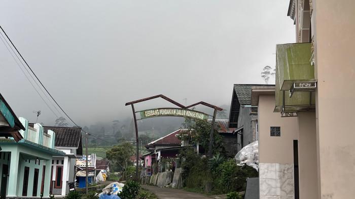 GERBANG  — Gerbang pendakian Gunung Slamet via Gunung Malang, Rabu (14/01/2026) sore. Syafiq, pendaki asal Magelang yang sempat hilang di Gunung Slamet dan ditemukan meninggal dunia di antara jalur Gunung Malang dan Batturaden, Rabu (14/1/2026).