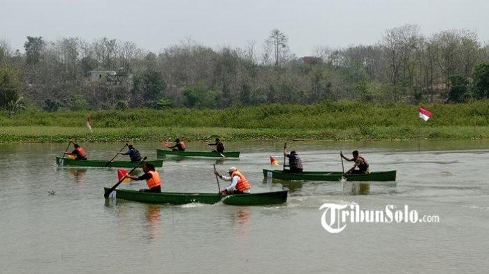 Keseruan balap kano di Desa Jangglengan, Kecamatan Nguter, Kabupaten Sukoharjo, Sabtu (21/9/2024).