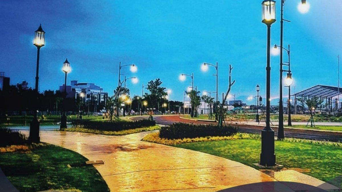 Suasana di Kiara Artha Park Bandung Jawa Barat saat malam hari.