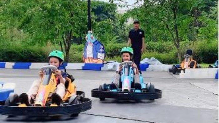 Pengunjung naik wahana gokart di Kiara Artha Park Bandung, Jawa Barat.