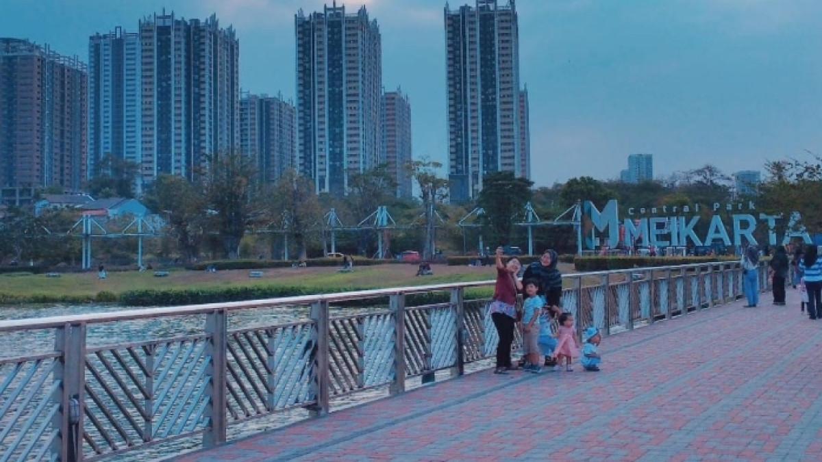 Jogging track di Central Park Meikarta Bekasi, Jawa Barat.