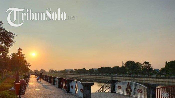 Sunset terlihat di Taman Tirtonadi Solo.