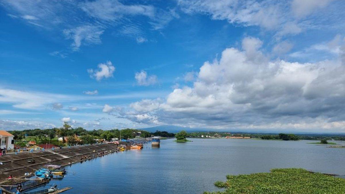 WISATA CENGKLIK - Pemandangan Waduk Cengklik Boyolali dari sisi timur. Wisata seru bareng keluarga dengan pemandangan indah.