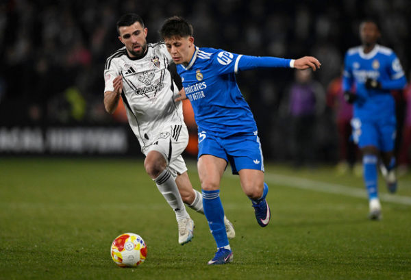 Agus Medina & Arda Gueler saat laga Albacete vs Real Madrid dalam babak 16 besar Copa del Rey 2025/26 di Estadio Carlos Belmonte, Kamis (15/1) dini hari WIB. Foto: REUTERS/Pablo Morano