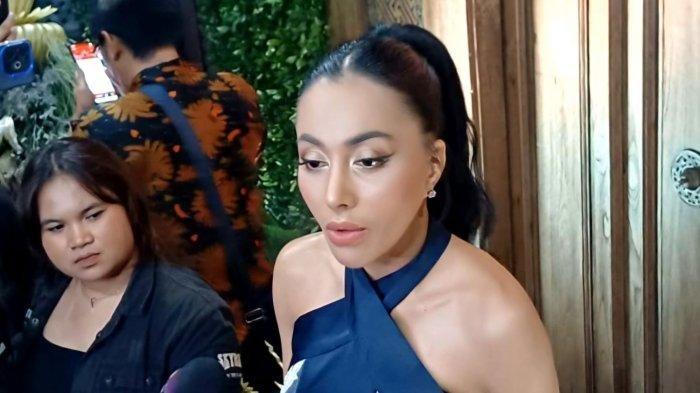 Penyanyi Denada di Senayan, Jakarta Pusat, Kamis (19/6/2025) malam.