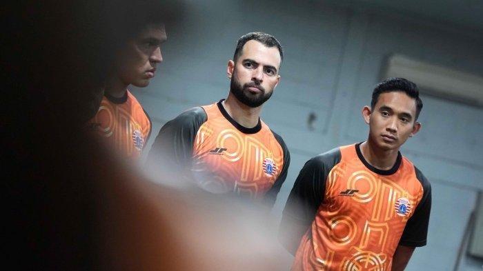 Dua pemain Timnas Indonesia, Jordi Amat dan Rizky Ridho dalam sesi latihan tim Persija Jakarta di Training Ground, Bojongsari, Depok, menjelang kompetisi Liga 1 2025/2026 pada Senin (7/7/2025).