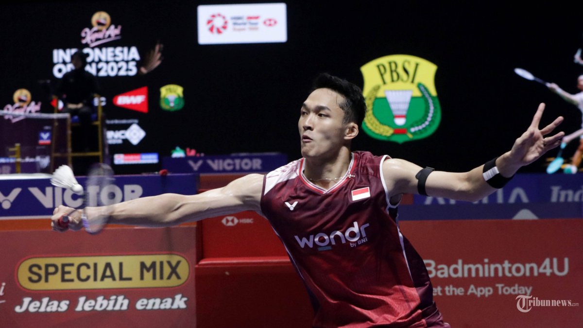 INDONESIA OPEN 2025 - Pebulu tangkis tunggal putra Indonesia Jonatan Christie mengembalikan kok ke arah pebulu tangkis tunggal putra Singapura Jia Heng Jason Teh pada babak 32 besar Kapal Api Indonesia Open 2025 di Istora Senayan, Gelora Bung Karno, Jakarta, Selasa (3/6/2025). Jonatan Christie melaju ke babak 16 besar setelah menang dengan skor 8-21, 21-11 dan 21-12. TRIBUNNEWS/IRWAN RISMAWAN