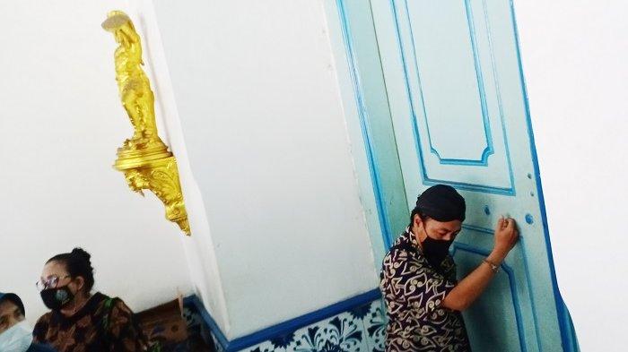 Abdi dalem mengetuk pintu Kori Kamandungan Keraton Kasunanan Surakarta Hadiningrat, Sabtu (13/2/2021).