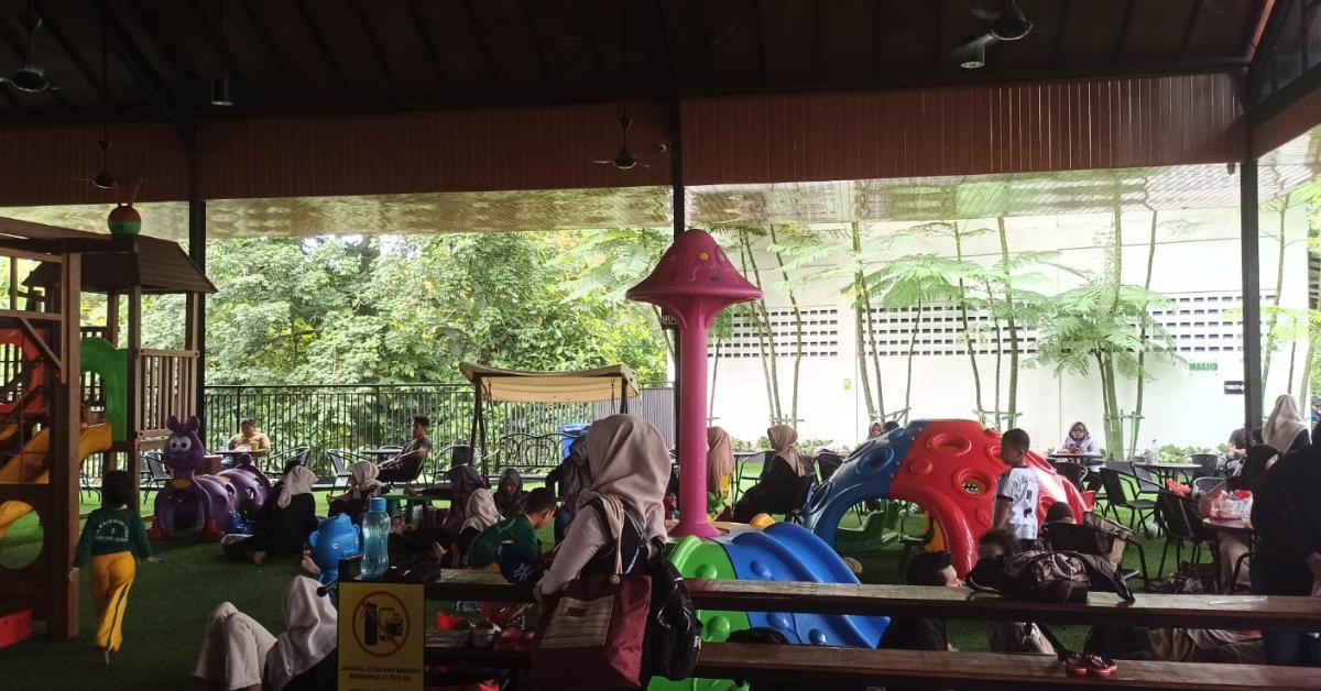 PENGUNJUNG NICE PARK - Pengunjung menikmati beberap wahana permainan di The Nice Park Solo, Kamis (15/1/2026).