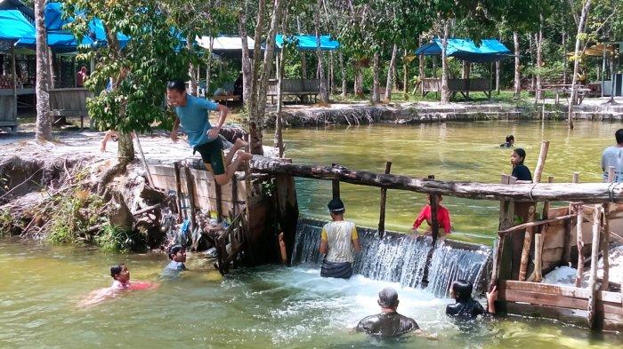 Berenang di Sungai Hijau Kampar objek wisata di Desa Salo, Kecamatan Salo, Kabupaten Kampar, Minggu (30/6/2024).