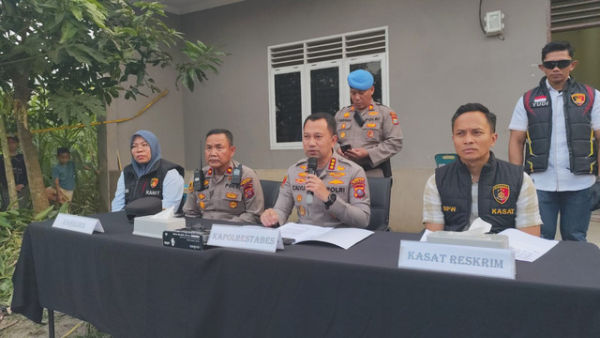 Kapolrestabes Medan, Kombes Pol Jean Calvijn saat konferensi pers perdagangan bayi di tempat kejadian perkara, Medan, Kamis (15/1/2026). Foto: Amar Marpaung/kumparan