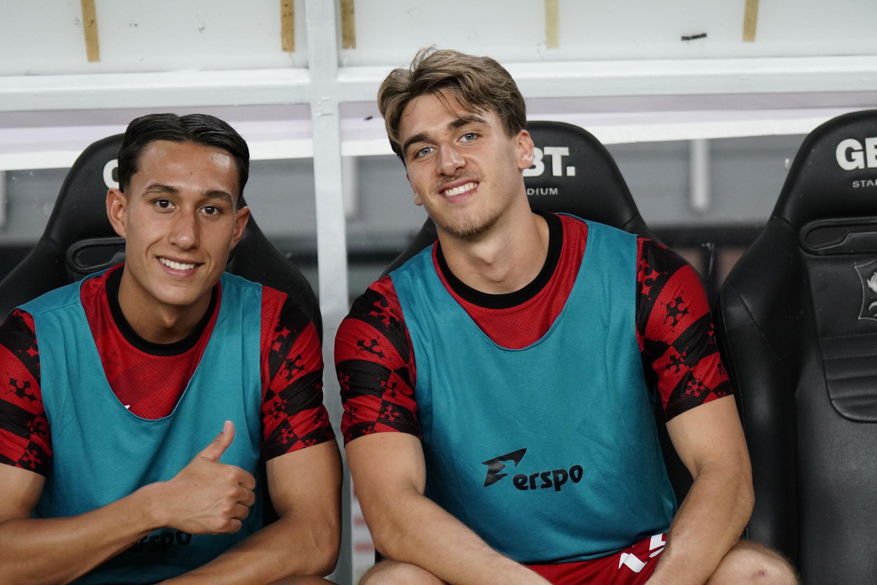 BERPOSE - Pesepak bola Timnas Indonesia, Miliano Jonathans (kiri) dan Mauro Zijlstra (kanan) berada di bangku cadangan saat melawan China Taipei dalam pertandingan FIFA Matchday di Stadion Gelora Bung Tomo, Surabaya, Jumat (5/9/2025) malam. TRIBUNNEWS/Muhammad Nursina