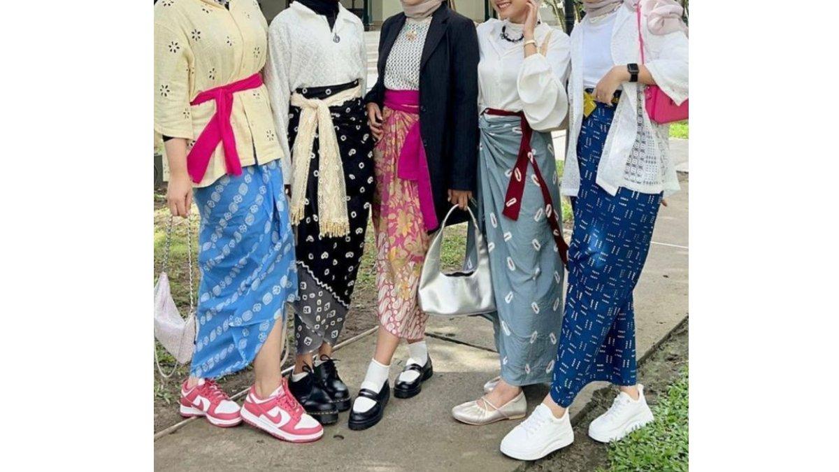 Kain batik dengan pilihan warna menarik, cocok untuk daily look.