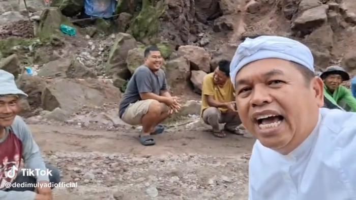 KDM SIDAK -  Gubernur Jabar Dedi Mulyadi, yang kerap disapa KDM, tiba-tiba sidak ke lokasi pertambangan di Desa Padabeunghar, Kecamatan Pasawahan, Kabupaten Kuningan, Kamis (15/1/2026).
