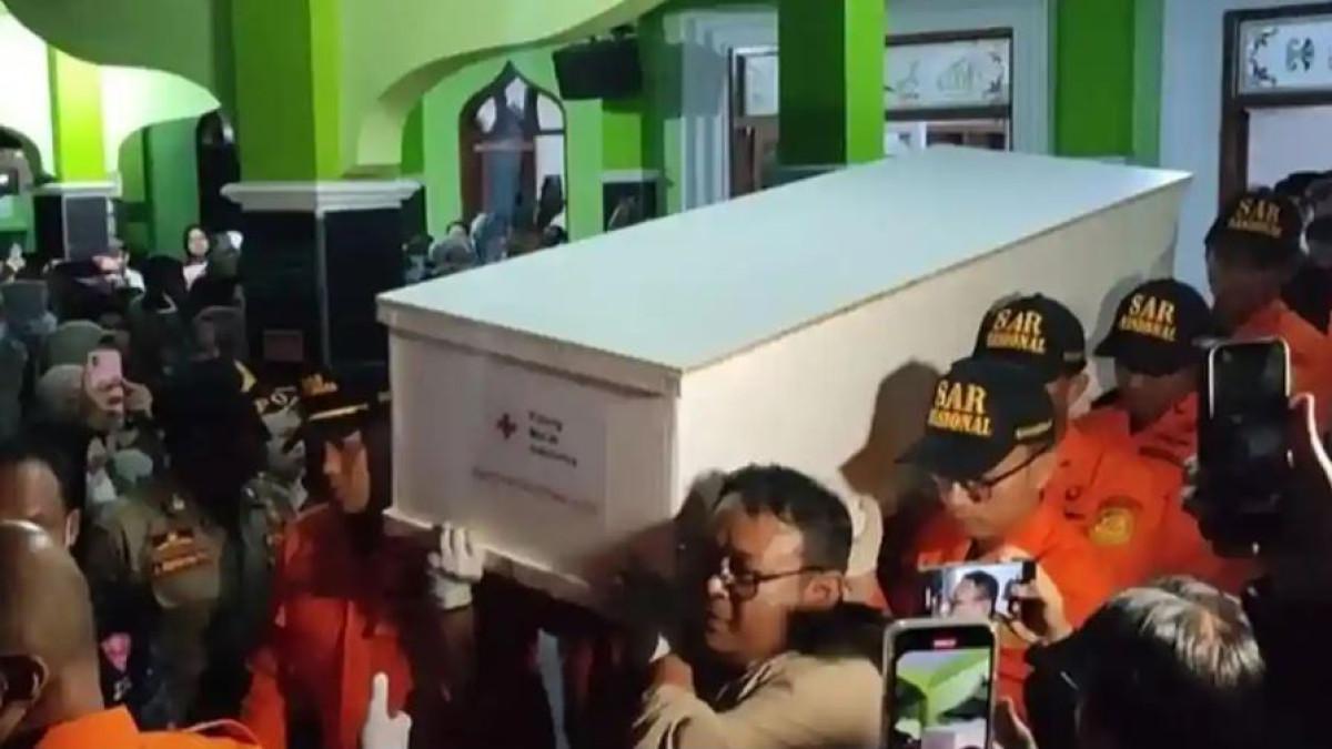 JENAZAH TIBA DI MAGELANG - Jenazah Syafiq Ridhan Ali Razan usai disalatkan di masjid di Perumahan Depkes, Magelang, Kamis (15/1/2026). Tangis keluarga pecah saat jenazah Syafiq tiba di rumah duka.