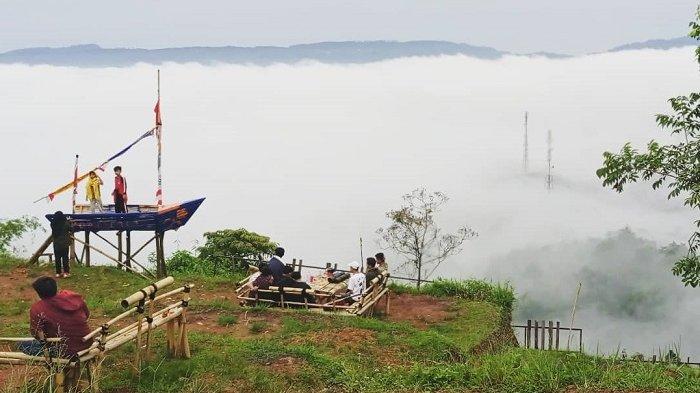 Bukit Pamoyanan, satu tempat wisata di Subang buat liburan akhir pekan.