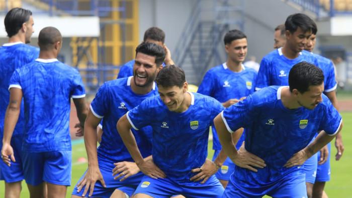 Pemain Persib Bandung menjalani latihan resmi jelang kontra Selangor FC, di Stadion Gelora Bandung Lautan Api (GBLA), Gedebage, Kota Bandung, Jawa Barat, Rabu (22/10/2025).
