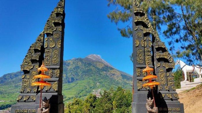 Keindahan gapura di Bukit Sanjaya Selo, Boyolali berlatar lanskap pegunungan.