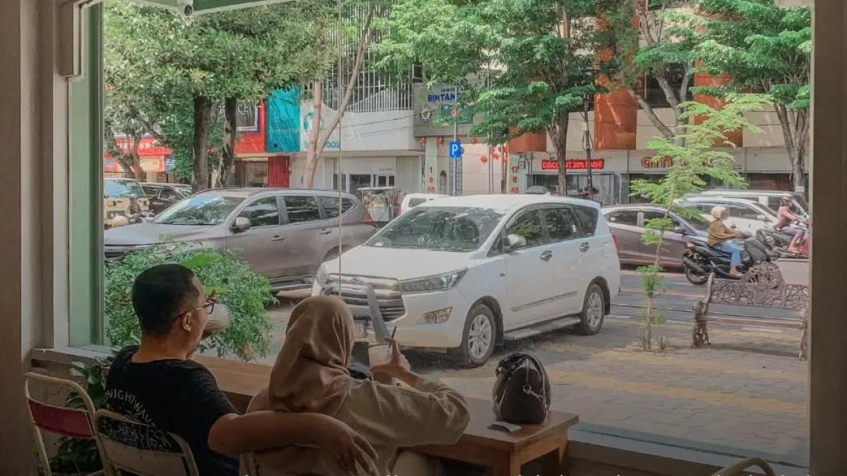 Slari Coffee, satu kafe di Solo yang cocok untuk foto OOTD dan nyaman buat nongkrong.