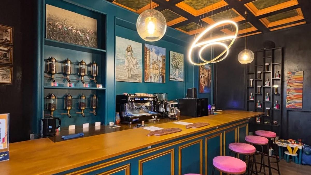 Hip Coffee Artisans, satu kafe di Solo yang cocok untuk foto OOTD dan nyaman buat nongkrong.