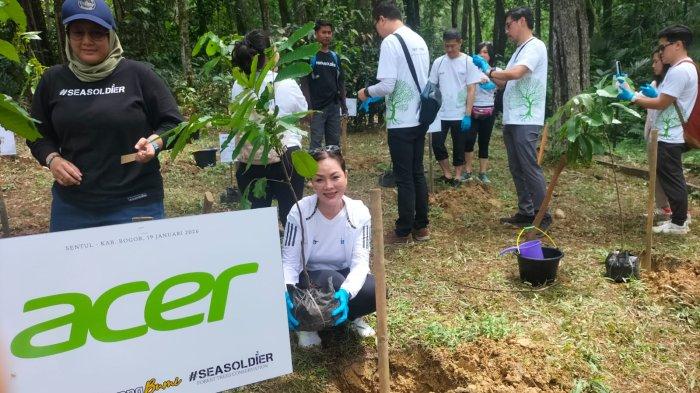 Sebanyak 250 siswa dari berbagai sekolah dan madrasah di Jakarta turut ambil bagian dalam aksi penanaman 2.000 bibit pohon. Proses penanaman pohon sejalan dengan gerakan ”Kelola e-Waste, Sayangi Bumi” berlangsung di Sentul Edu Eco Tourism Forest, Bogor,  pada Senin (19/1/2026).