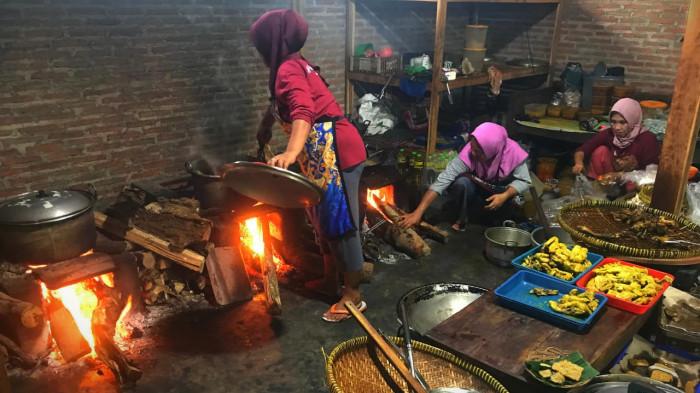Rumah makan Bebek Ledok dengan konsep dapur terbuka yang unik dan suasana 