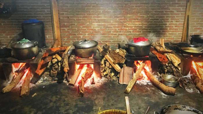 Proses pemasakan dengan kayu bakar di rumah makan Bebek Ledok.
