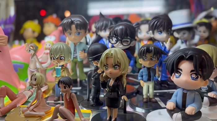UMKM BOGOR - Deretan figur karakter dari anime populer Detective Conan menjadi salah satu jenis koleksi yang diminati oleh pengunjung dewasa di Kokoreh Cocooan.