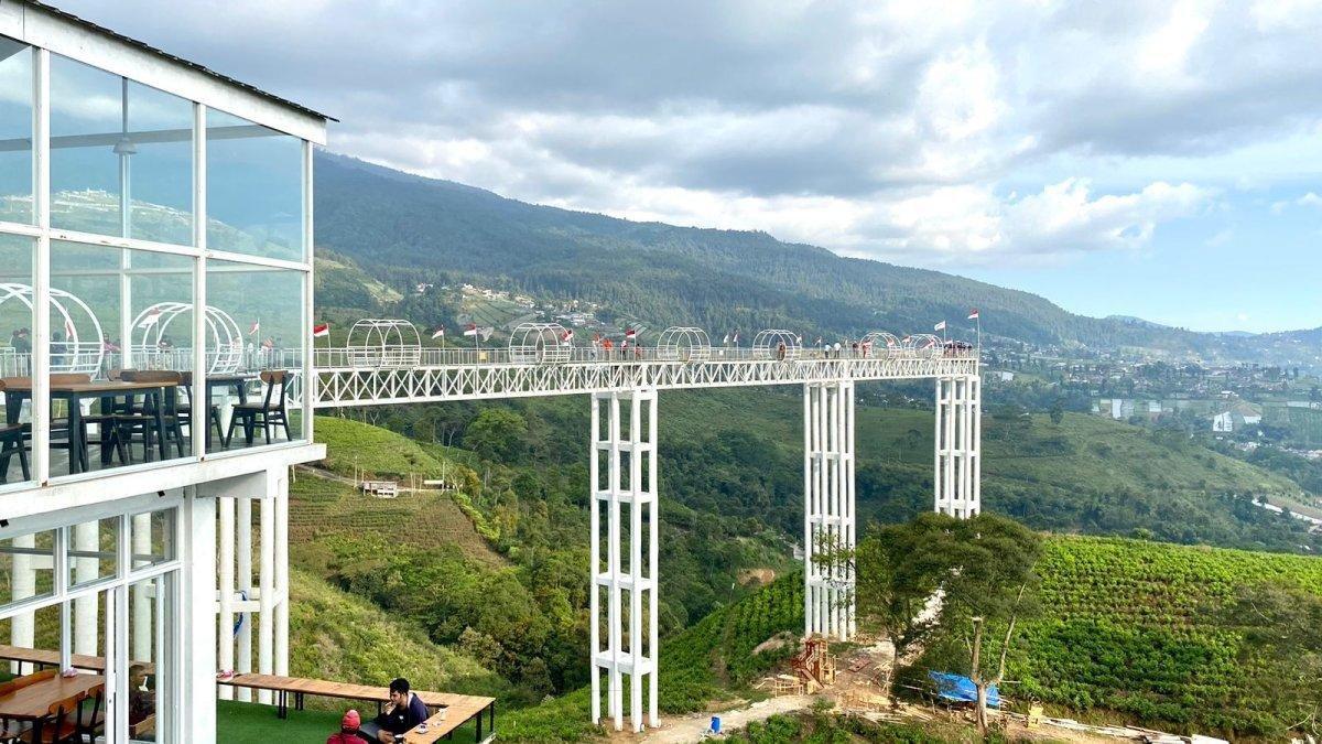 WISATA KARANGANYAR - Wisatawan menaiki jembatan kaca viral di Kemuning Sky Hills, Karanganyar, Jawa Tengah pada Jumat (11/8/2023). (Tribun Travel/Sinta Agustina)