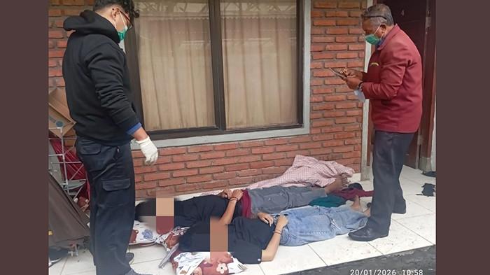 PEMERIKSAAN - Petugas medis saat melakukan pemeriksaan terhadap jenazah Putu AS dan Kadek SBC. Keduanya ditemukan ulah pati di kamar kos.