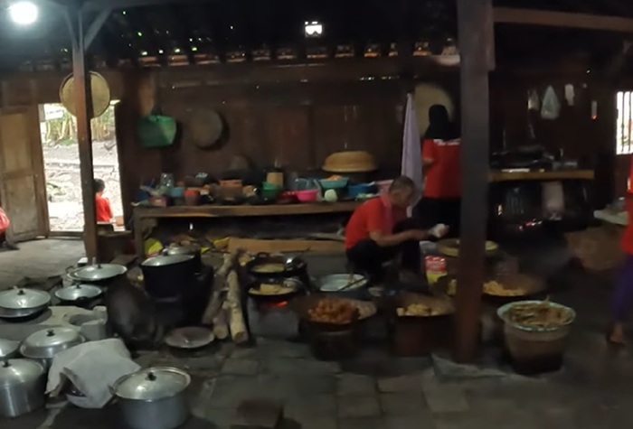 KULINER WONOGIRI - Itinerary menjajal pengalaman wisata kuliner di Nasi Tiwul Mbok Sembleng yang legendaris, Selasa (20/1/2026).