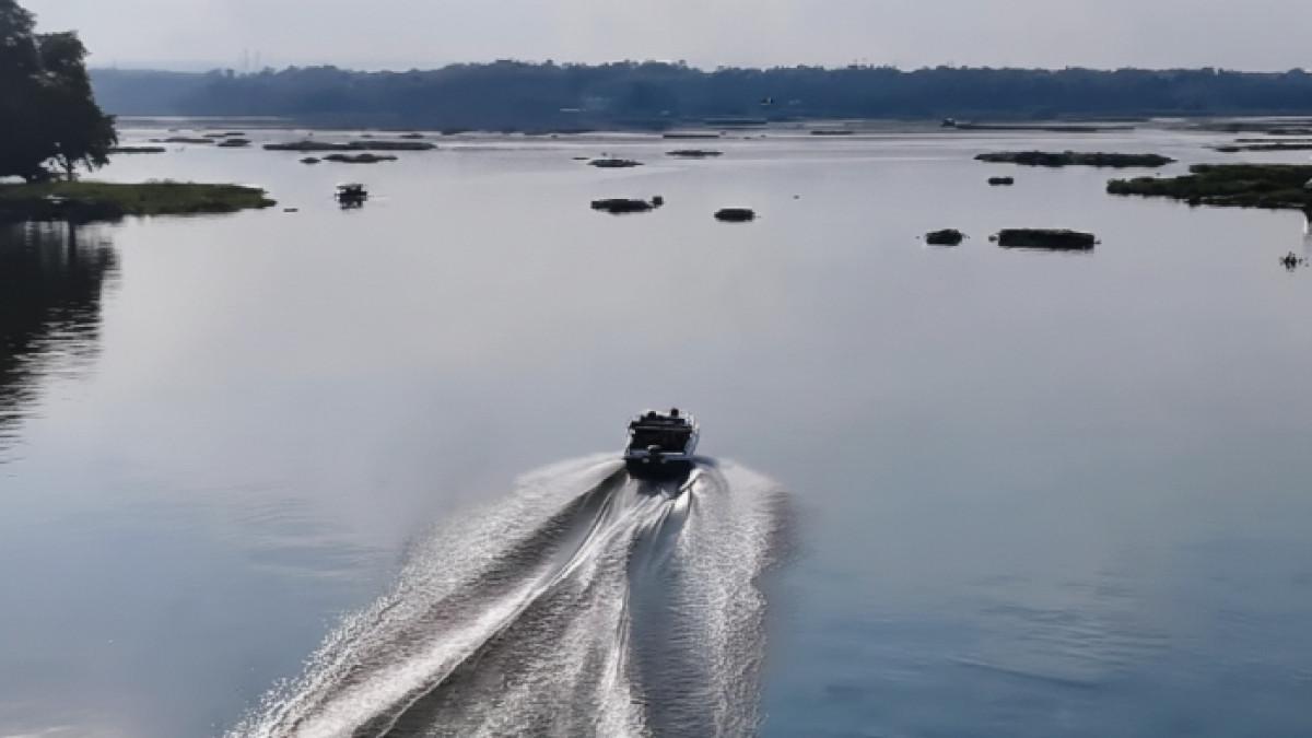 Wahana naik kapal di Waduk Cengklik Park, tempat wisata instagramable di Boyolali, Jawa Tengah.